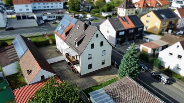 Immobilie in Bergrheinfeld - Viel Raum für Ihre Ideen – Großzügiges Dreiparteienhaus mit Garten, Garagen und Potenzial - Bild 1