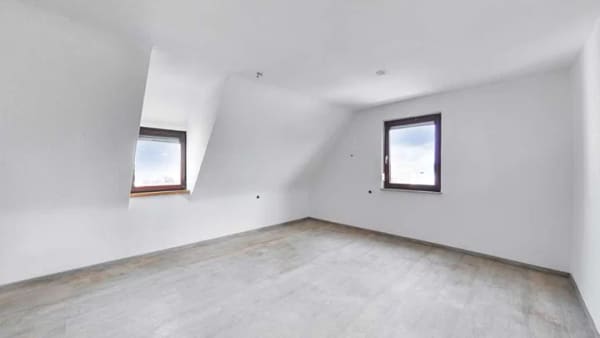 Immobilie in Bergrheinfeld - Viel Raum für Ihre Ideen – Großzügiges Dreiparteienhaus mit Garten, Garagen und Potenzial - Bild 2