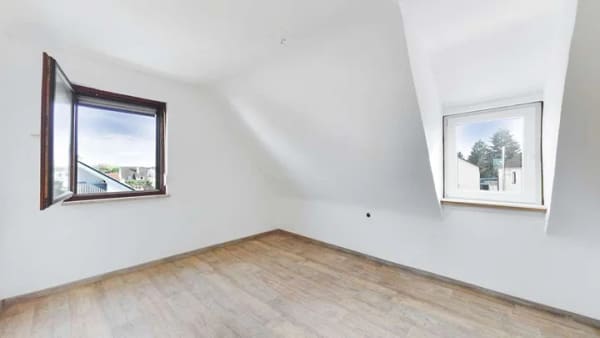Immobilie in Bergrheinfeld - Viel Raum für Ihre Ideen – Großzügiges Dreiparteienhaus mit Garten, Garagen und Potenzial - Bild 3