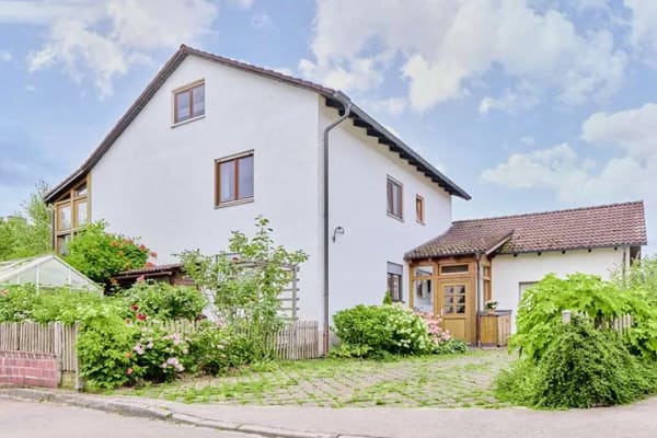 Immobilie in Igling - Traumhafte Maisonettewohnung:
Zwei Ebenen, zwei Bäder, Garten & Garage - Bild 0