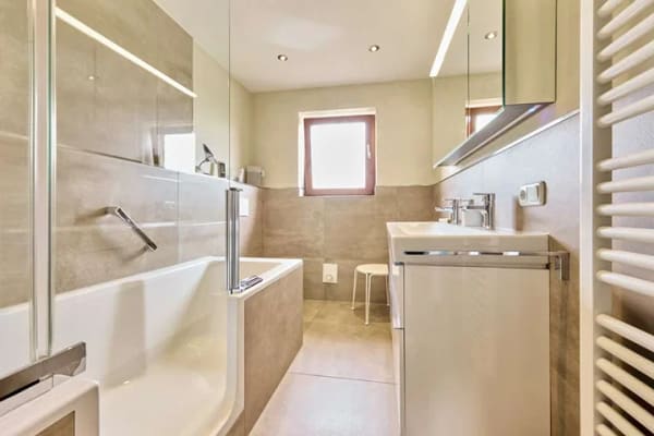 Immobilie in Igling - Traumhafte Maisonettewohnung:
Zwei Ebenen, zwei Bäder, Garten & Garage - Bild 1