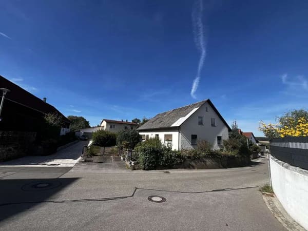 Immobilie in Sinzing -  Altbestand mit Baugrundstück - Vorbescheid für zwei Einfamilienhäuser - Platz für Wohnideen - Bild 0