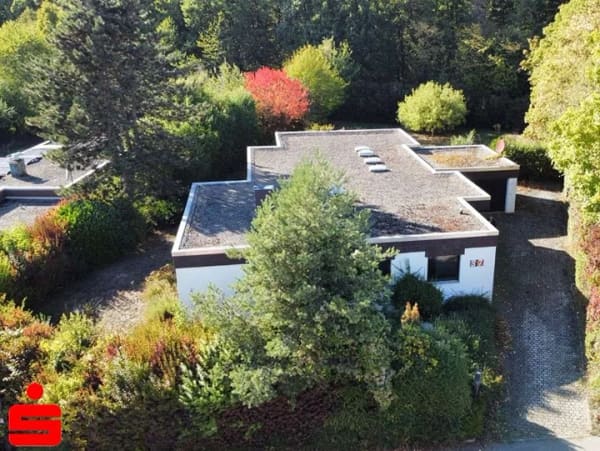 Immobilie in Künzelsau - Großzügiger Bungalow auf weitläufigem Grundstück – wohnen auf einer Ebene mit viel Potenzial - Bild 0