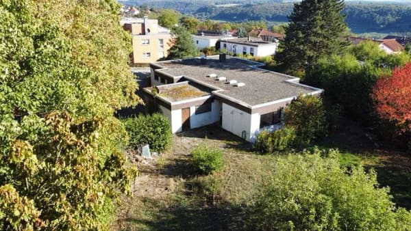 Immobilie in Künzelsau - Großzügiger Bungalow auf weitläufigem Grundstück – wohnen auf einer Ebene mit viel Potenzial - Bild 2