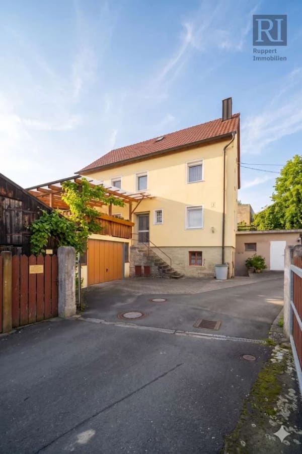 Immobilie in Marktbreit - Hofstelle im Herzen von Gndostadt - Einfamilienhaus mit Scheune und Nebengebäude - Bild 1