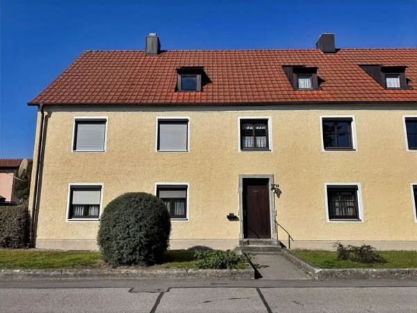 Immobilie in Trostberg - Ruhig gelegene Wohnung mit Garage, Keller und Schuppen - Bild 0