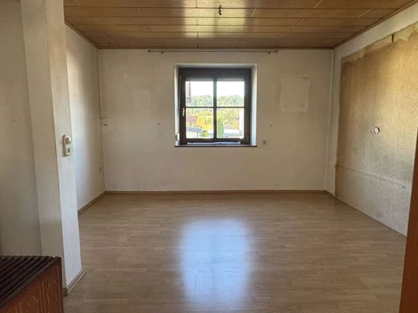 Immobilie in Trostberg - Ruhig gelegene Wohnung mit Garage, Keller und Schuppen - Bild 1