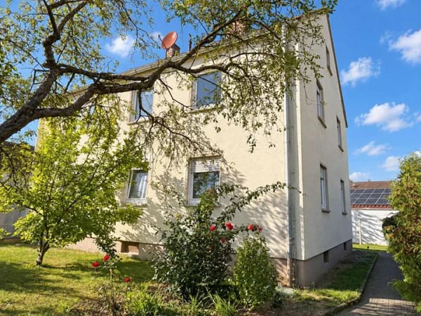 Immobilie in Wassertrüdingen - Zweifamilienhaus mit großem Grundstück, zwei Garagen und Ausbaupotenzial in Wassertrüdingen - Bild 1