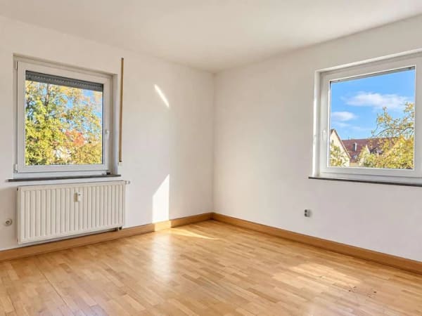 Immobilie in Wassertrüdingen - Zweifamilienhaus mit großem Grundstück, zwei Garagen und Ausbaupotenzial in Wassertrüdingen - Bild 2