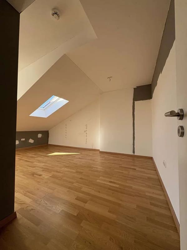 Immobilie in Garmisch-Partenkirchen - Lichtdurchflutete 4-Zimmer-Dachgeschosswohnung mit 125 m² und 2 Bädern in Garmisch - Bild 1