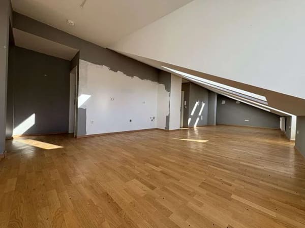 Immobilie in Garmisch-Partenkirchen - Lichtdurchflutete 4-Zimmer-Dachgeschosswohnung mit 125 m² und 2 Bädern in Garmisch - Bild 2