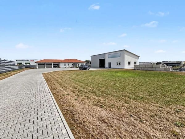Immobilie in Amöneburg - Wohnen und Arbeiten in Roßdorf – exklusiver Bungalow mit Halle, Pool und ca. 2.929 m² Grundstück - Bild 0