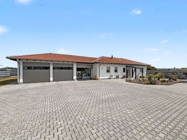 Immobilie in Amöneburg - Wohnen und Arbeiten in Roßdorf – exklusiver Bungalow mit Halle, Pool und ca. 2.929 m² Grundstück - Bild 1