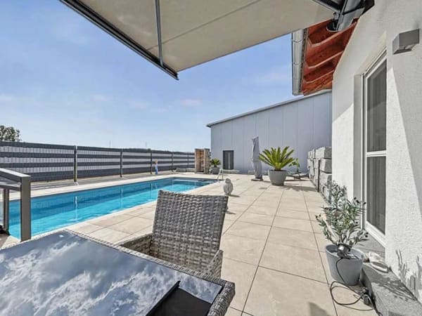 Immobilie in Amöneburg - Wohnen und Arbeiten in Roßdorf – exklusiver Bungalow mit Halle, Pool und ca. 2.929 m² Grundstück - Bild 2