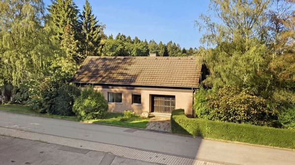 Immobilie in Roetgen - Freistehendes Einfamilienhaus auf großzügigem Grundstück in Südwestlage mit 2 integrierten Garagen - Bild 1