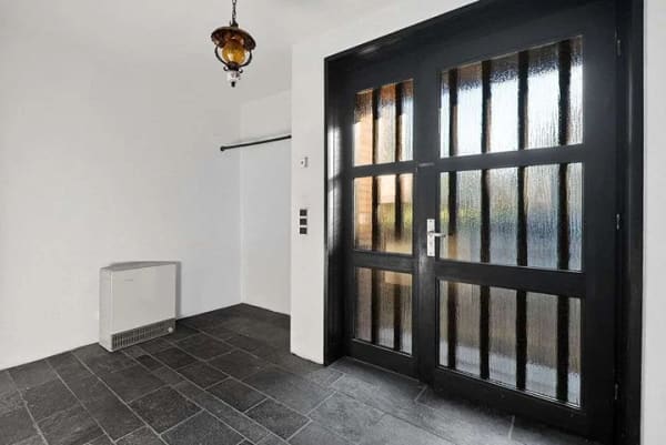 Immobilie in Roetgen - Freistehendes Einfamilienhaus auf großzügigem Grundstück in Südwestlage mit 2 integrierten Garagen - Bild 2