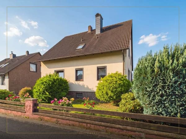 Immobilie in Sehnde - Zweifamilienhaus in Sehnde: Charmantes Zuhause mit Einliegeroption und vielseitigen Möglichkeiten! - Bild 0