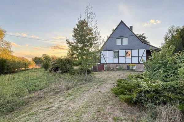 Immobilie in Halle (Saale) - Sanierungsbedarf - ehem. DDR-Bau - 4 Zimmer mit 3.555 m² Grundstück - Direkt an der B 100 - Bild 0