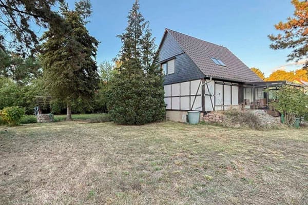 Immobilie in Halle (Saale) - Sanierungsbedarf - ehem. DDR-Bau - 4 Zimmer mit 3.555 m² Grundstück - Direkt an der B 100 - Bild 2