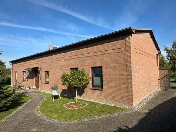 Immobilie in Gutow - Einfamilienhaus in Goldewin mit Blick auf den Dorfteich - Bild 0