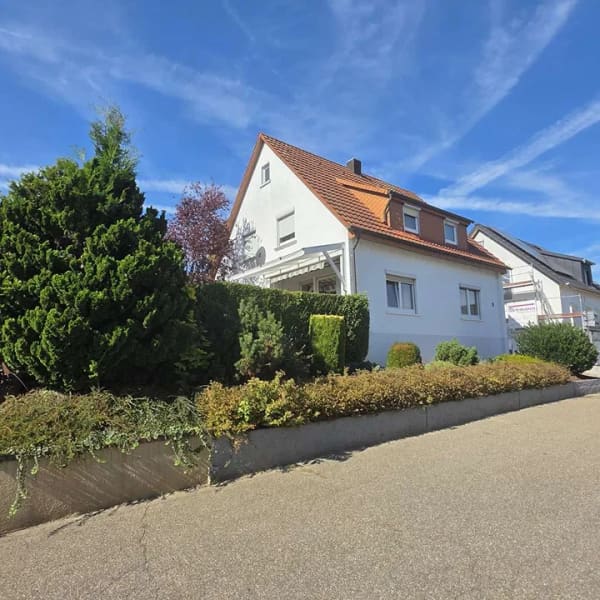 Immobilie in Untereisesheim - Vielseitiges Zweifamilienhaus mit großem Grundstück und viel Potenzial für Handwerker & Familien!!! - Bild 1