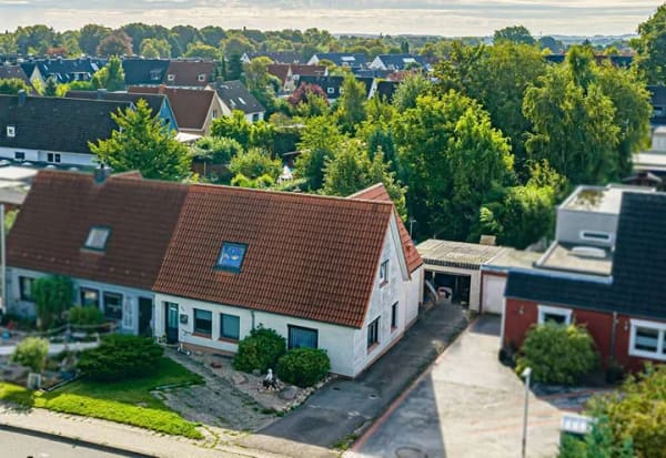 Immobilie in Schleswig - Zweifamilienhaus mit großem Grundstück – viel Platz für neue Geschichten - Bild 0