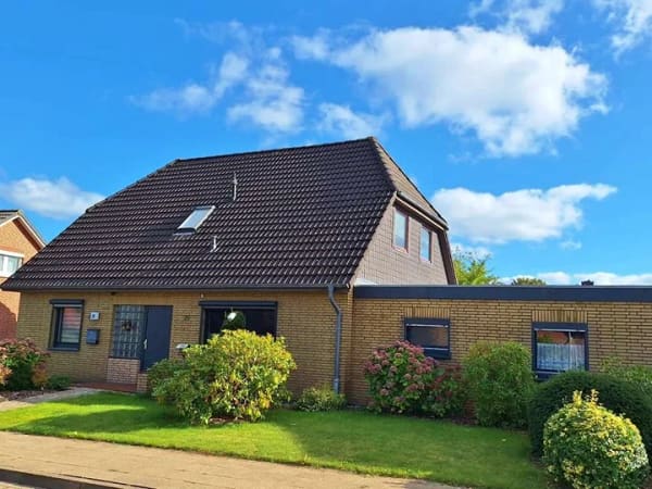 Immobilie in Heide - Großzügiges Familienglück - modernisiertes Zuhause mit Traumgarten und Garage - Bild 1