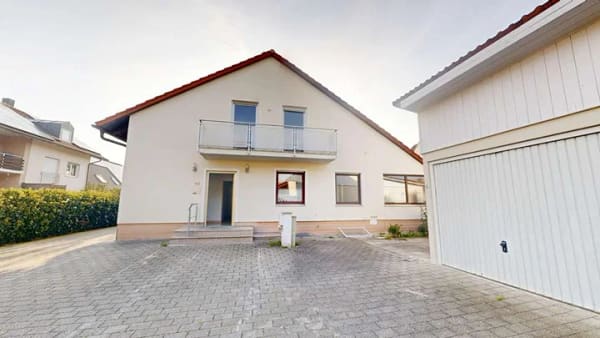 Immobilie in Hallbergmoos - Freistehendes Zweifamilienhaus mit viel Potenzial und großzügigem Raumangebot - Bild 0