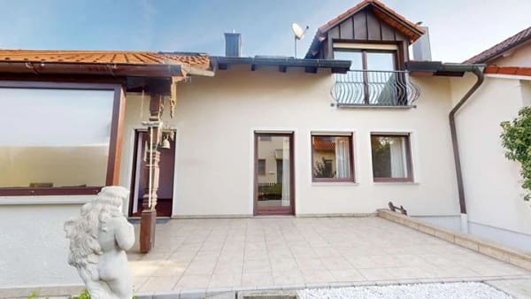 Immobilie in Hallbergmoos - Freistehendes Zweifamilienhaus mit viel Potenzial und großzügigem Raumangebot - Bild 1