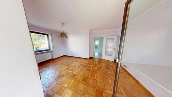 Immobilie in Hallbergmoos - Freistehendes Zweifamilienhaus mit viel Potenzial und großzügigem Raumangebot - Bild 3