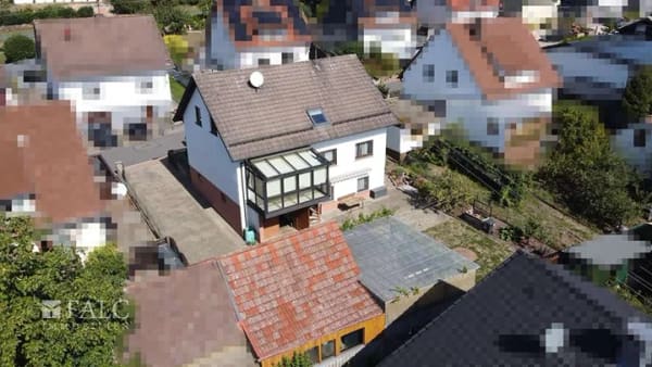 Immobilie in Limbach - Gepflegtes Zweifamilienhaus mit großzügigem Grundstück, Wintergarten und Garten - Bild 1