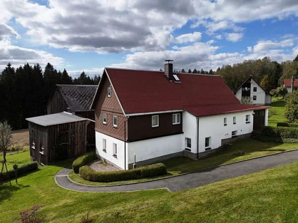 Immobilie in Schöneck/Vogtl. - Natur! Bauernhaus mit Scheune, großem Garten und Garage in Schöneck - Bild 1