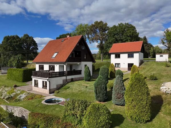 Immobilie in Schöneck/Vogtl. - Wohnen im Grünen: mit großem Grundstück, Balkon & Garage in Schöneck - Bild 0
