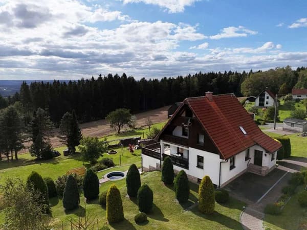 Immobilie in Schöneck/Vogtl. - Wohnen im Grünen: mit großem Grundstück, Balkon & Garage in Schöneck - Bild 1