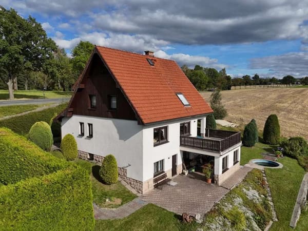 Immobilie in Schöneck/Vogtl. - Wohnen im Grünen: mit großem Grundstück, Balkon & Garage in Schöneck - Bild 2