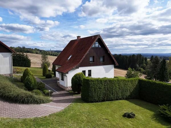 Immobilie in Schöneck/Vogtl. - Wohnen im Grünen: mit großem Grundstück, Balkon & Garage in Schöneck - Bild 3