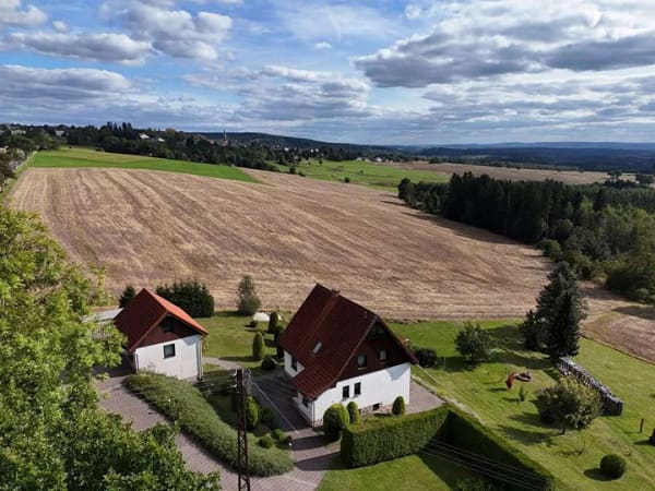 Immobilie in Schöneck/Vogtl. - Wohnen im Grünen: mit großem Grundstück, Balkon & Garage in Schöneck - Bild 4