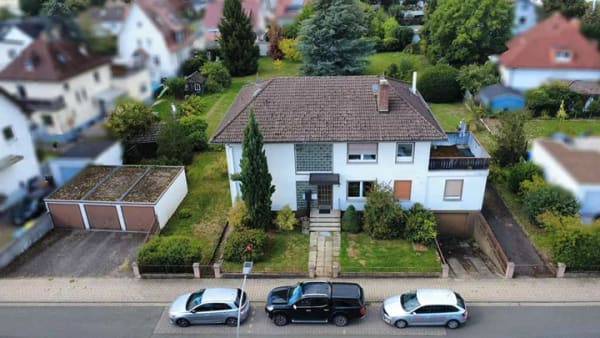Immobilie in Lich - Besonderes Zweifamilienhaus auf außergewöhnlich großem Grundstück in zentraler Wohnlage von Lich - Bild 1