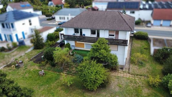 Immobilie in Lich - Besonderes Zweifamilienhaus auf außergewöhnlich großem Grundstück in zentraler Wohnlage von Lich - Bild 2