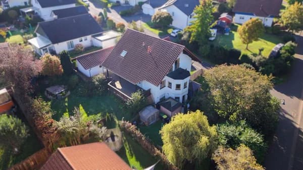 Immobilie in Windeck - Gepflegtes Einfamilienhaus mit vermieteter ELW auf Erbpachtgrundstück in Randlage von Windeck-Rosbac - Bild 1