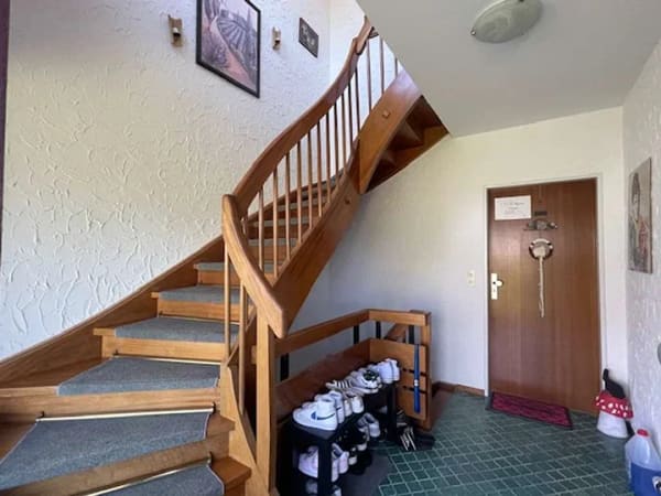 Immobilie in Adelsried - Gepflegtes Zweifamilienhaus auf tollem Sonnengrundstück  (EG vermietet - OG bezugsfrei) - Bild 4