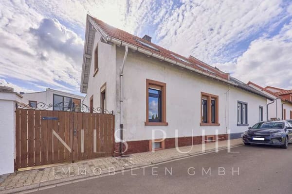 Immobilie in Grünstadt - Einfamilienhaus in Grünstadt mit kleinem Garten, Garage und separatem Hobbyraum - Bild 0