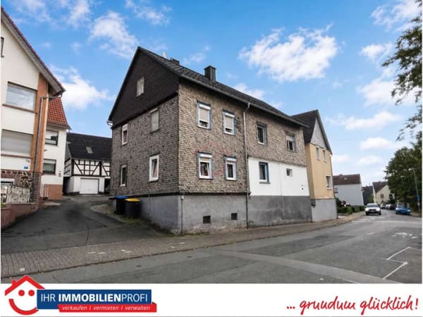 Immobilie in Solms - Viel Platz für wenig Geld: Freistehendes Einfamilienhaus für Macher im alten Ortskern von Niederbiel - Bild 0