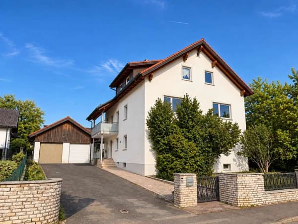 Immobilie in Maxhütte-Haidhof - Mehrgenerationenhaus mit 3 Wohneinheiten, separatem Anbau & großem Grundstück - Bild 0