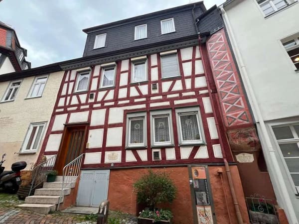 Immobilie in Gelnhausen - Historisches und denkmalgeschütztes Reihenmittelhaus mit viel Potenzial - Wohnen in der Altstadt - - Bild 0