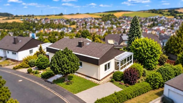 Immobilie in Hahnstätten - Bungalow mit Weitblick! ca. 147 m² Wfl., ca. 900 m² Grundstück, Wintergarten & Keller
 - Bild 0