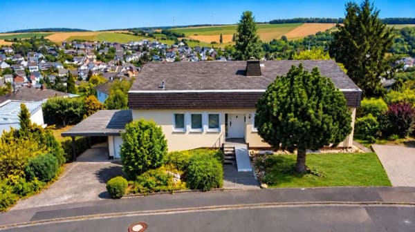 Immobilie in Hahnstätten - Bungalow mit Weitblick! ca. 147 m² Wfl., ca. 900 m² Grundstück, Wintergarten & Keller
 - Bild 1