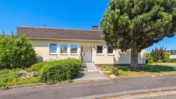 Immobilie in Hahnstätten - Bungalow mit Weitblick! ca. 147 m² Wfl., ca. 900 m² Grundstück, Wintergarten & Keller
 - Bild 2