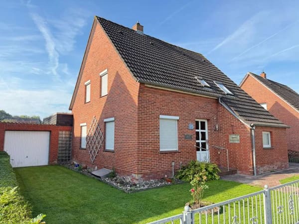 Immobilie in Hinte - Gepflegtes Einfamilienhaus mit direktem Wassergrundstück (Eigentum). - Bild 0