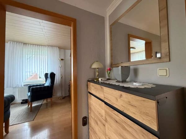 Immobilie in Hinte - Gepflegtes Einfamilienhaus mit direktem Wassergrundstück (Eigentum). - Bild 2